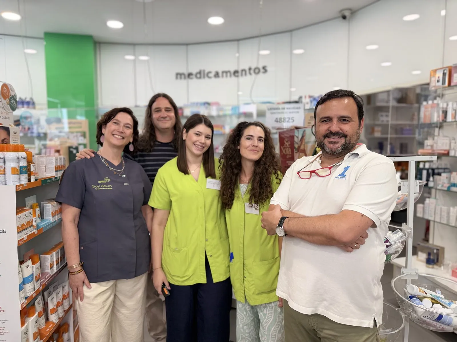 Das Team der Farmacia El Morche am Tresen der Apotheke, Torrox Costa