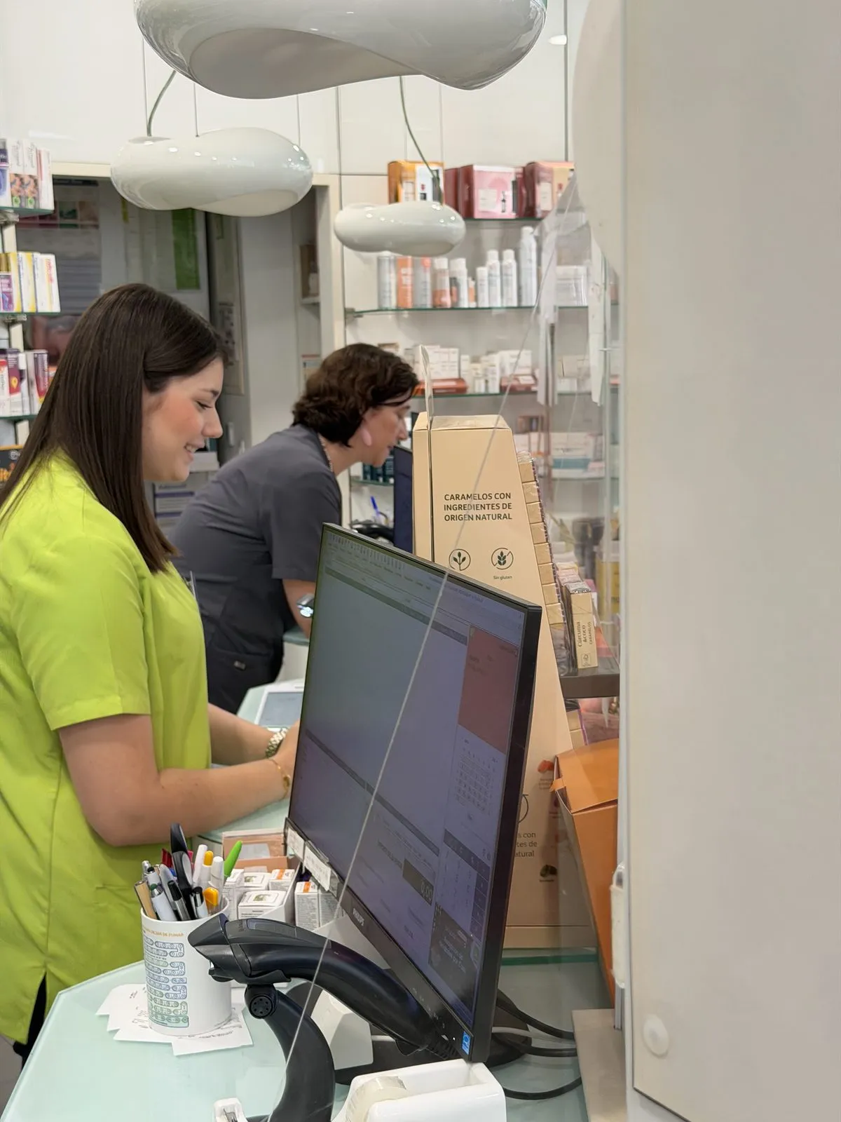 Das Team der Farmacia El Morche bei der Abgabe
