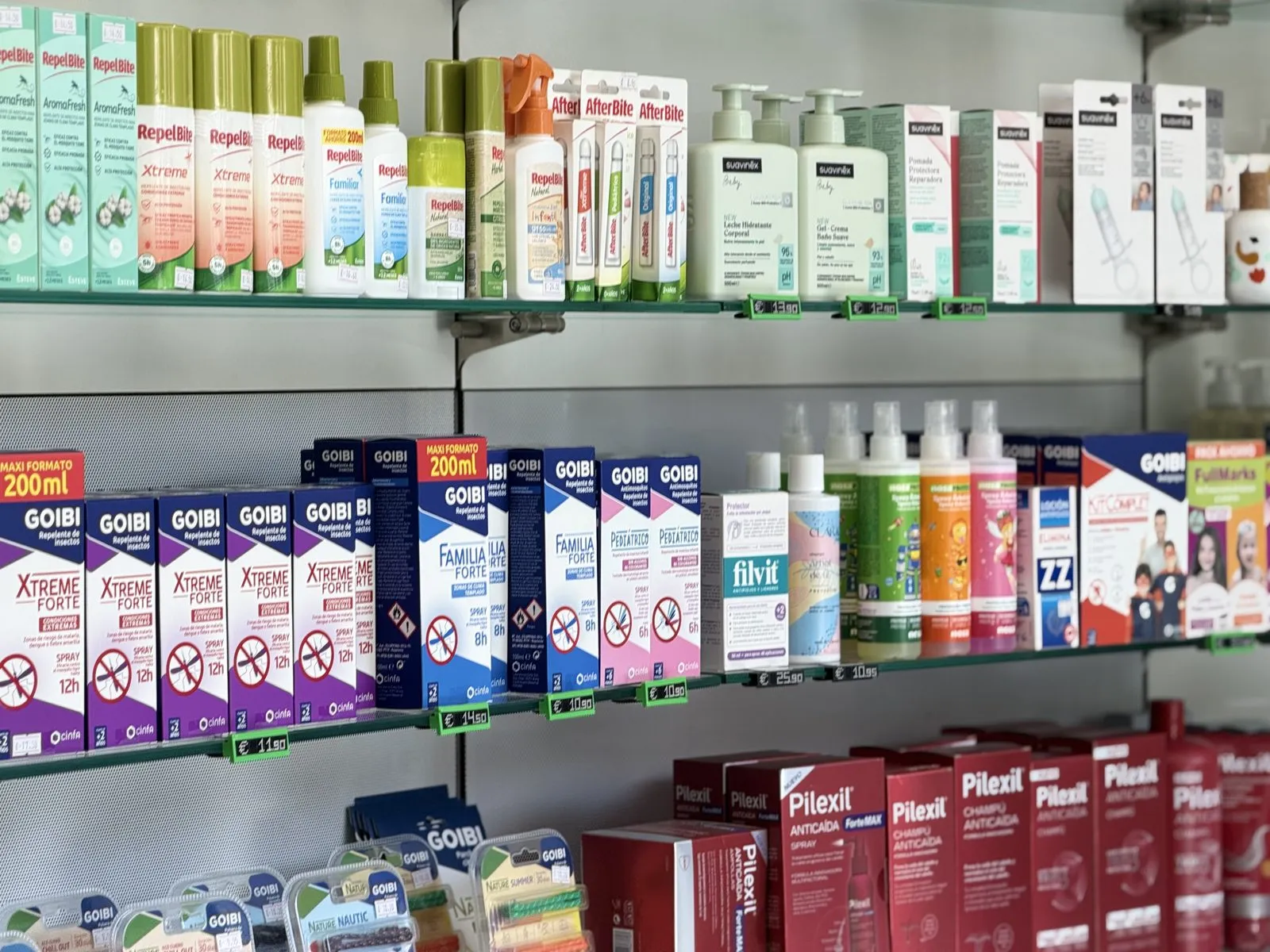 Sección de parafarmacia: repelentes, solares y cuidado capilar