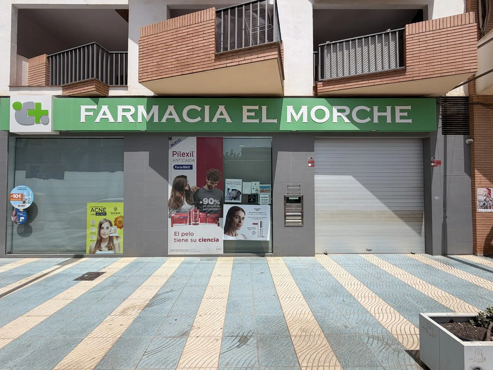 Fassade der Farmacia El Morche an der Carretera de Almería 190, El Morche (Torrox Costa)